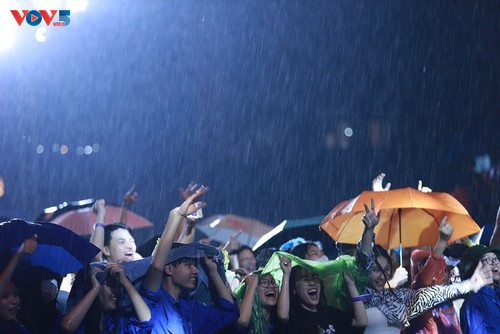 Khán giả cháy hết mình cùng “cơn mưa âm nhạc” trong “Solla Music – Hòa nhạc sân trường” - ảnh 8