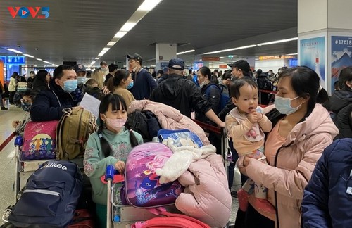 Six flights repatriate 1,700 Vietnamese people from Ukraine  - ảnh 1