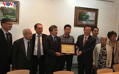 Phó Chủ tịch Quốc hội Phùng Quốc Hiển tiếp xúc, làm việc với cộng đồng người Việt tại Pháp - ảnh 2