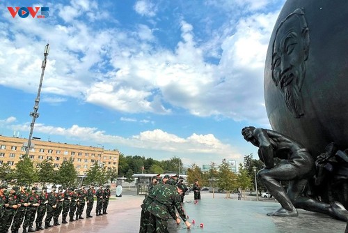 Đoàn Quân đội nhân dân Việt Nam dâng hoa tại tượng đài Chủ tịch Hồ Chí Minh tại Moscow - ảnh 1