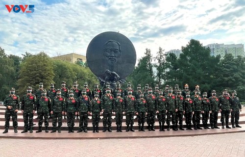 Đoàn Quân đội nhân dân Việt Nam dâng hoa tại tượng đài Chủ tịch Hồ Chí Minh tại Moscow - ảnh 2