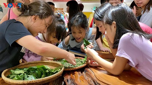 Các em nhỏ tìm hiểu về lụa đũi truyền thống Việt - ảnh 6