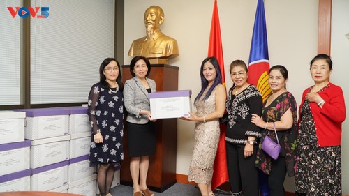 Trao tặng khẩu trang cho cộng đồng người Việt Nam tại Canada - ảnh 2