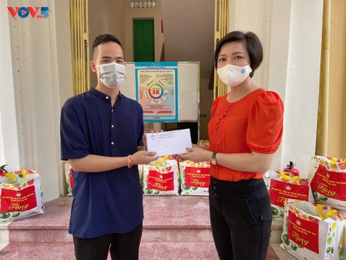 Hà Nội thăm hỏi và tặng quà hỗ trợ cho 154 lưu học sinh Campuchia gặp khó khăn vì Covid-19 - ảnh 7