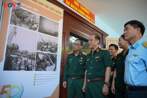 Prosiguen actividades conmemorativas de la victoria de Dien Bien Phu en el aire - ảnh 1