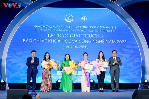 Premian ganadores de concurso periodístico sobre ciencia y tecnología de Vietnam - ảnh 1