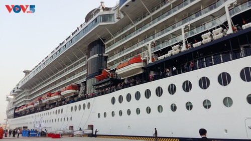 Tàu biển siêu sang Celebrity Millenium đem theo hơn 2.000 du khách đến Quảng Ninh - ảnh 2