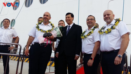 Tàu biển siêu sang Celebrity Millenium đem theo hơn 2.000 du khách đến Quảng Ninh - ảnh 4