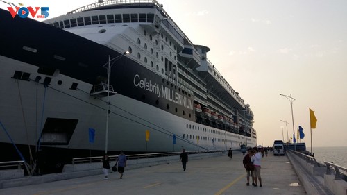 Tàu biển siêu sang Celebrity Millenium đem theo hơn 2.000 du khách đến Quảng Ninh - ảnh 7