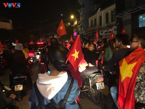 Hàng nghìn người đổ ra đường mừng ĐT Việt Nam giành chức vô địch AFF Cup 2018 - ảnh 15