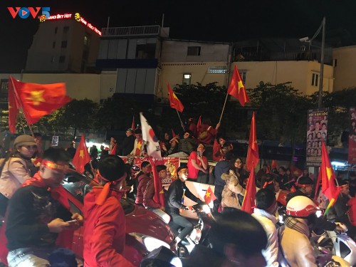 Hàng nghìn người đổ ra đường mừng ĐT Việt Nam giành chức vô địch AFF Cup 2018 - ảnh 8