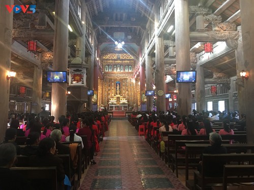 Không khí Giáng sinh tràn ngập tại nhà thờ đá Phát Diệm - ảnh 1