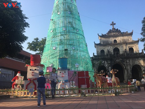 Không khí Giáng sinh tràn ngập tại nhà thờ đá Phát Diệm - ảnh 12