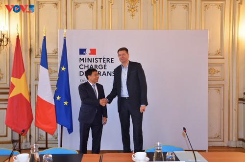 Renforcement des liens franco-vietnamiens dans le secteur des transports - ảnh 1