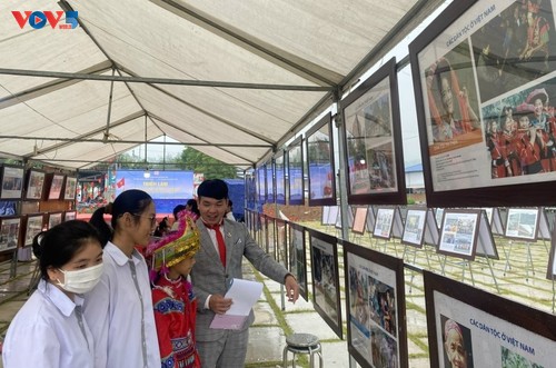 Exhibition features sea and islands sovereignty in Bac Kan province - ảnh 1