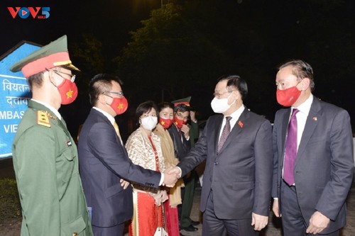 Chủ tịch Quốc hội Vương Đình Huệ thăm cộng đồng người Việt Nam tại Ấn Độ - ảnh 2