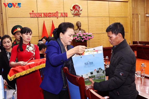 Chủ tịch Quốc hội Nguyễn Thị Kim Ngân thăm, động viên gia đình các liệt sỹ hy sinh trong đợt mưa lũ tại miền Trung - ảnh 2
