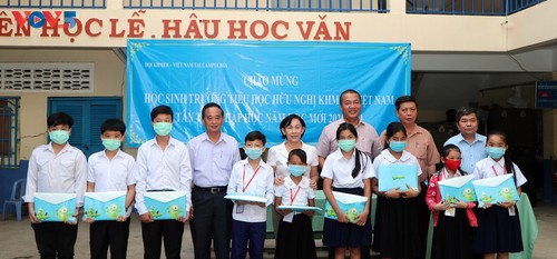 Học sinh Campuchia gốc Việt bước vào năm học mới - ảnh 2