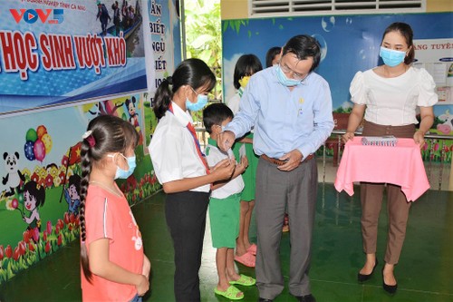 Hiệp hội Doanh nghiệp tỉnh Cà Mau cùng VOV trao học bổng cho học sinh nghèo - ảnh 1