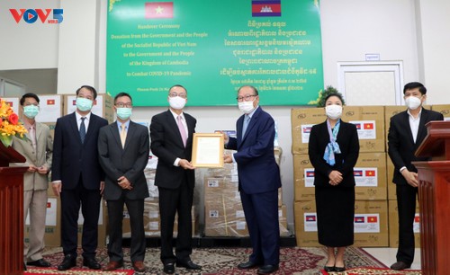Bàn giao trang thiết bị y tế Việt Nam tặng chính phủ và nhân dân Campuchia - ảnh 2