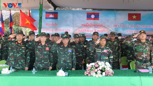 กองทัพลาว เวียดนาม กัมพูชาจัดการฝึกซ้อมการกู้ภัยเป็นครั้งแรก - ảnh 1
