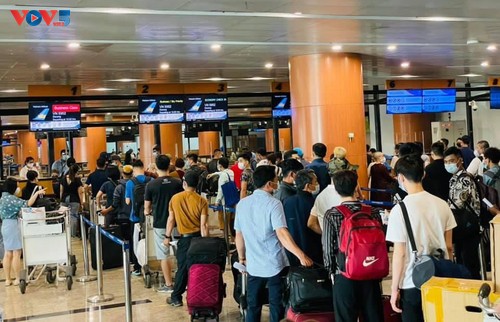 More than 390 Vietnamese citizens flown home from Myanmar - ảnh 1
