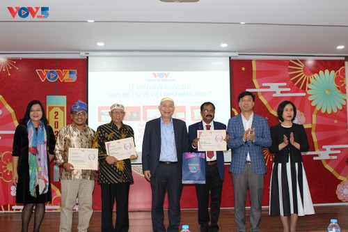 Awards presented to winners of VOV’s 2020 “What do you know about Vietnam?” contest - ảnh 1