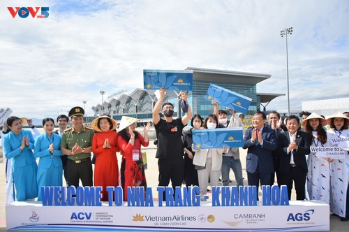 Vietnam welcomes first foreign arrivals of 2023 - ảnh 3