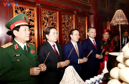 Leaders commemorate Hung Kings in Phu Tho province - ảnh 1