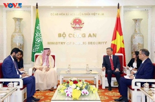 Bộ trưởng Bộ Công an Tô Lâm tiếp Đại sứ Vương quốc Saudi Arabia tại Việt Nam - ảnh 2