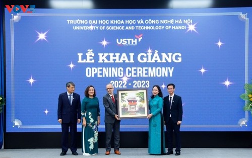 Phó Chủ tịch nước Võ Thị Ánh Xuân dự khai giảng tại Trường Đại học Khoa học và Công nghệ Hà Nội - ảnh 1