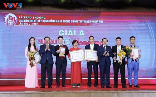 Hà Nội trao thưởng Giải báo chí về xây dựng Đảng và hệ thống chính trị lần thứ 5 - ảnh 1