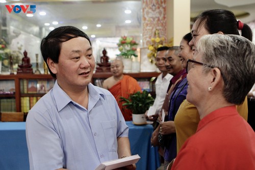 ผู้นำแนวร่วมปิตุภูมิเวียดนามเยี่ยมเยือนและอวยพรปีใหม่ Chol Chnam Thmay ของชนเผ่าเขมรในจังหวัดซอกจัง - ảnh 2