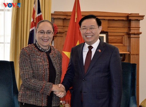 Parlamentspräsident Vuong Dinh Hue empfängt Vertreter des Außenausschusses und des Bildungsministeriums Neuseelands - ảnh 1