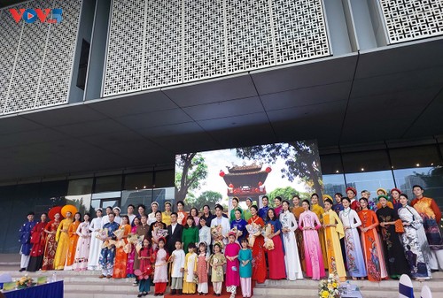 Ao Dai- und Tourismusfest Hanois 2023 - ảnh 1