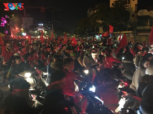 Nation cheers football squad’s 2018 AFF Suzuki Cup victory  - ảnh 3