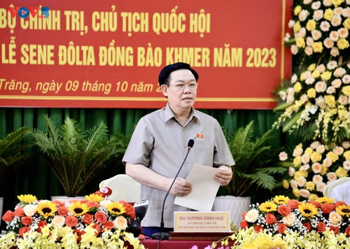 Top legislator works with Soc Trang leaders, visits local Buddhist community - ảnh 1