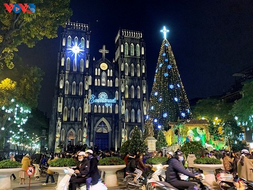 แสงสีตระการตาต้อนรับเทศกาลคริสต์มาสในกรุงฮานอย - ảnh 13