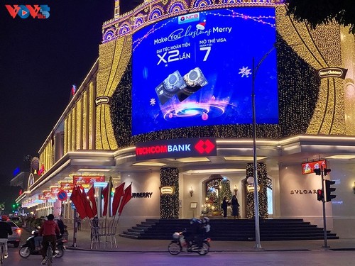 แสงสีตระการตาต้อนรับเทศกาลคริสต์มาสในกรุงฮานอย - ảnh 1