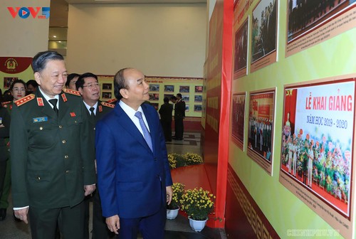 阮春福总理：建设日益稳健发展的人民公安力量 - ảnh 1