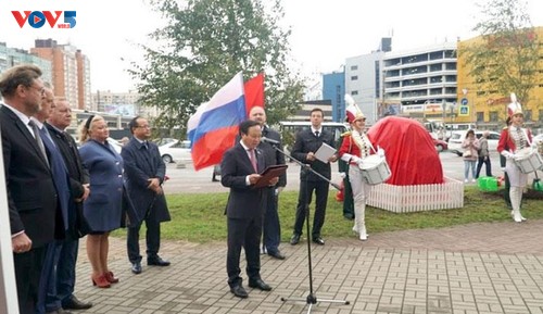 在圣彼得堡市竖立胡志明主席雕像 - ảnh 1