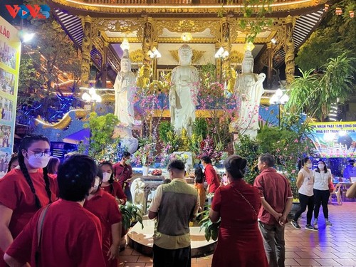 Am Anfang des neuen Jahres in die Pagode gehen - eine traditionelle Kultur der Vietnamesen - ảnh 8