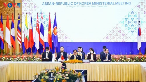 Vietnam participa en las Reuniones de ministros de Relaciones Exteriores de la ASEAN en Phnom Penh - ảnh 1