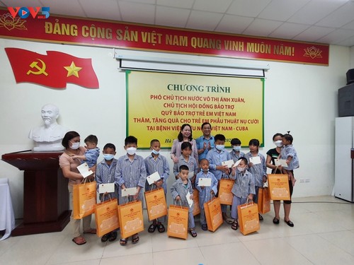 Vicemandataria entrega donaciones a niños operados de labio y paladar hendido en hospital Vietnam-Cuba - ảnh 1