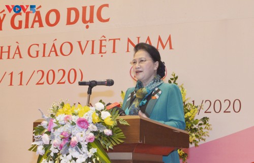 Председатель Нацсобрания Вьетнама встретилась с депутатами-преподавателями - ảnh 1