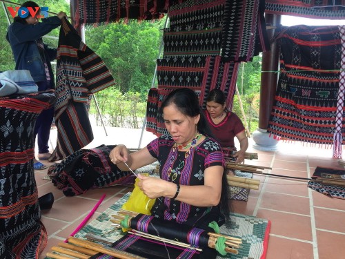 Gìn giữ và phát huy nghề dệt Zèng truyền thống ở A Lưới - ảnh 1