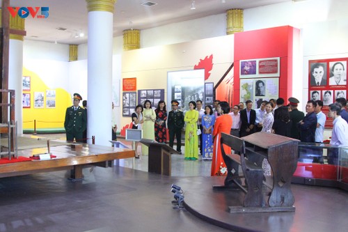 Đại sứ quán Việt Nam tại Lào dâng hương và tưởng niệm 100 năm ngày sinh Chủ tịch Kaysone Phomvihane - ảnh 2