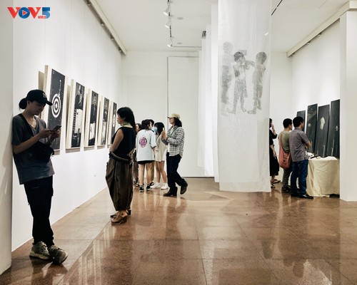Nguyễn Khắc Hân với triển lãm 10 năm đi cùng tranh khắc gỗ - ảnh 1