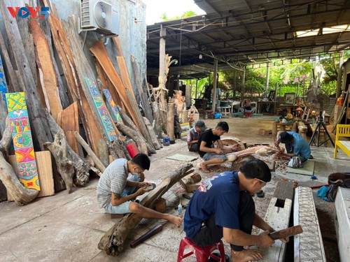Củi lũ - Khát vọng về đại sứ nghệ thuật tái chế Việt Nam: Câu chuyện từ những dòng sông - ảnh 3