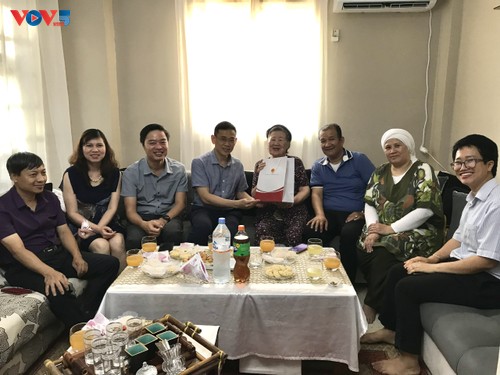Đại sứ quán Việt Nam thăm hỏi gia đình người Việt Nam tại Algiers  nhân dịp lễ Eid Al-Adha - ảnh 1